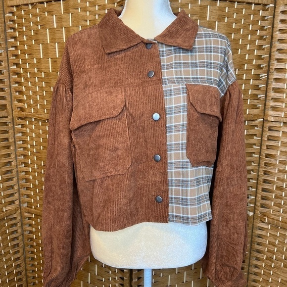 New Women’s Long Sleeve Button Plaid Corduroy Cropped Barn Jacket Size M - Picture 7 of 8